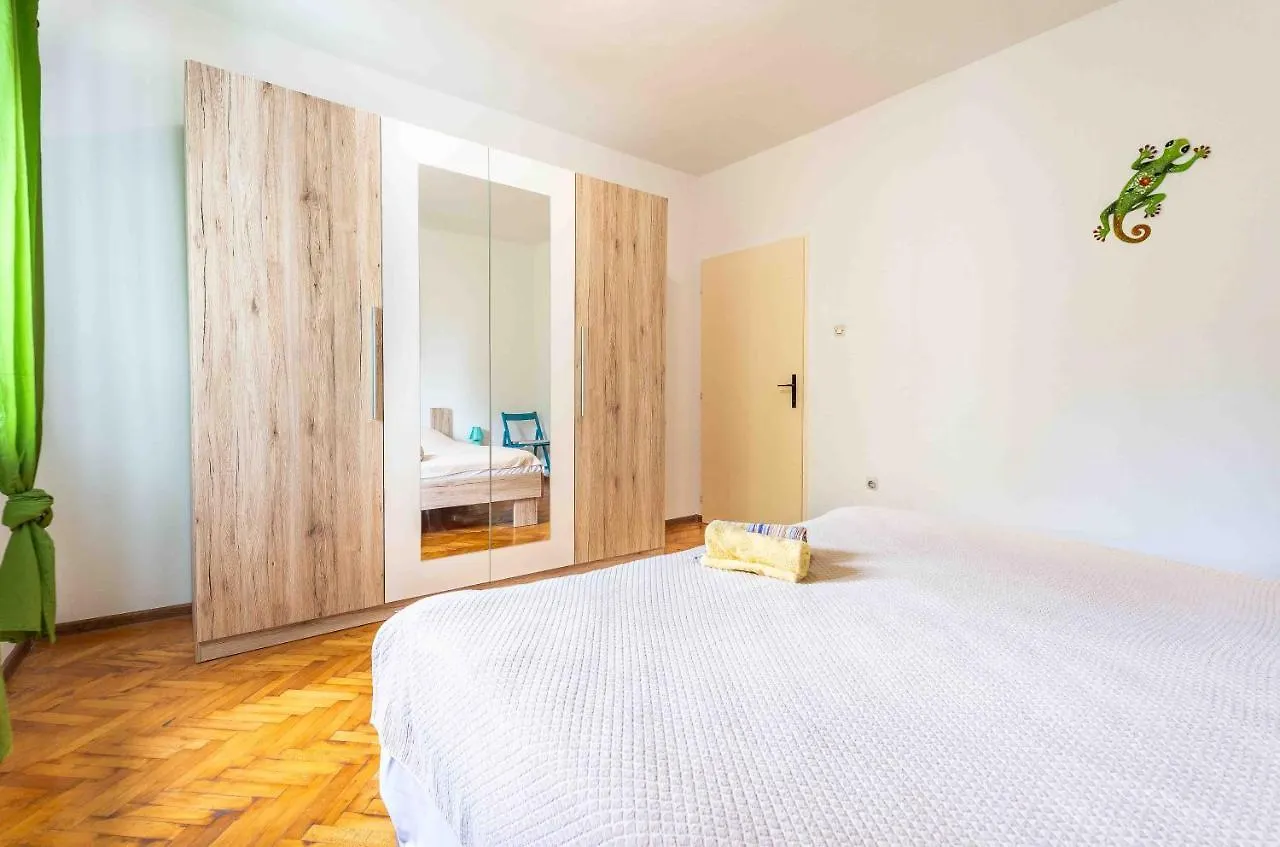 Apartments Magdalena Mandre 0*,  Croatia